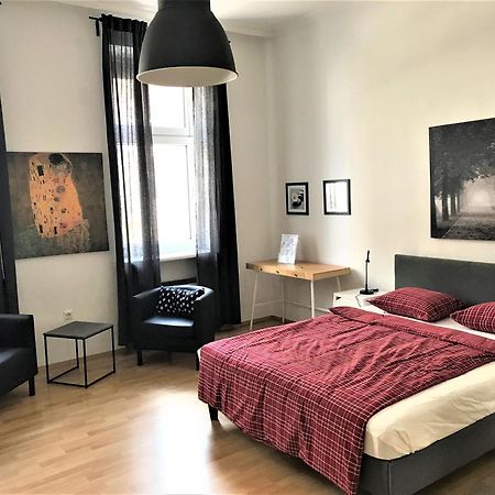 Studio & Apartments Near Reumannplatz Bécs Kültér fotó